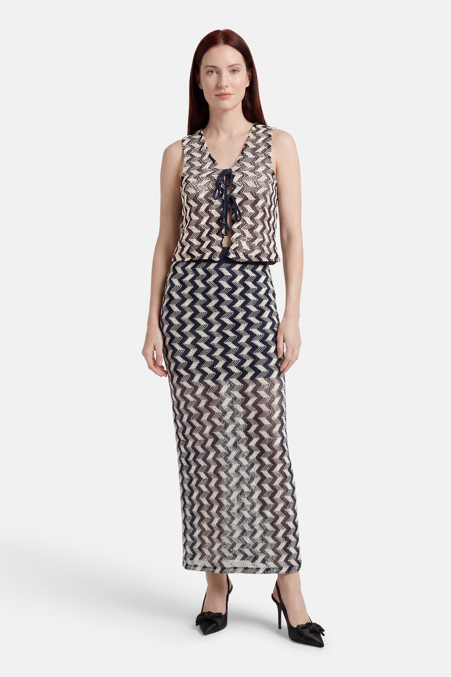 Multicolor zigzag gilet van ONLY® met V-hals en striksluiting, gedragen over een bijpassende maxi-rok.