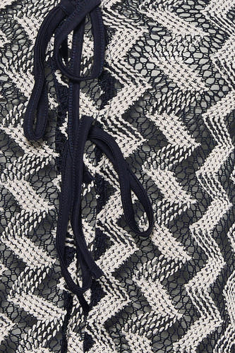 Gilet multicolore de ONLY® avec motif ajouré zigzag bleu foncé et blanc et détails de laçage.