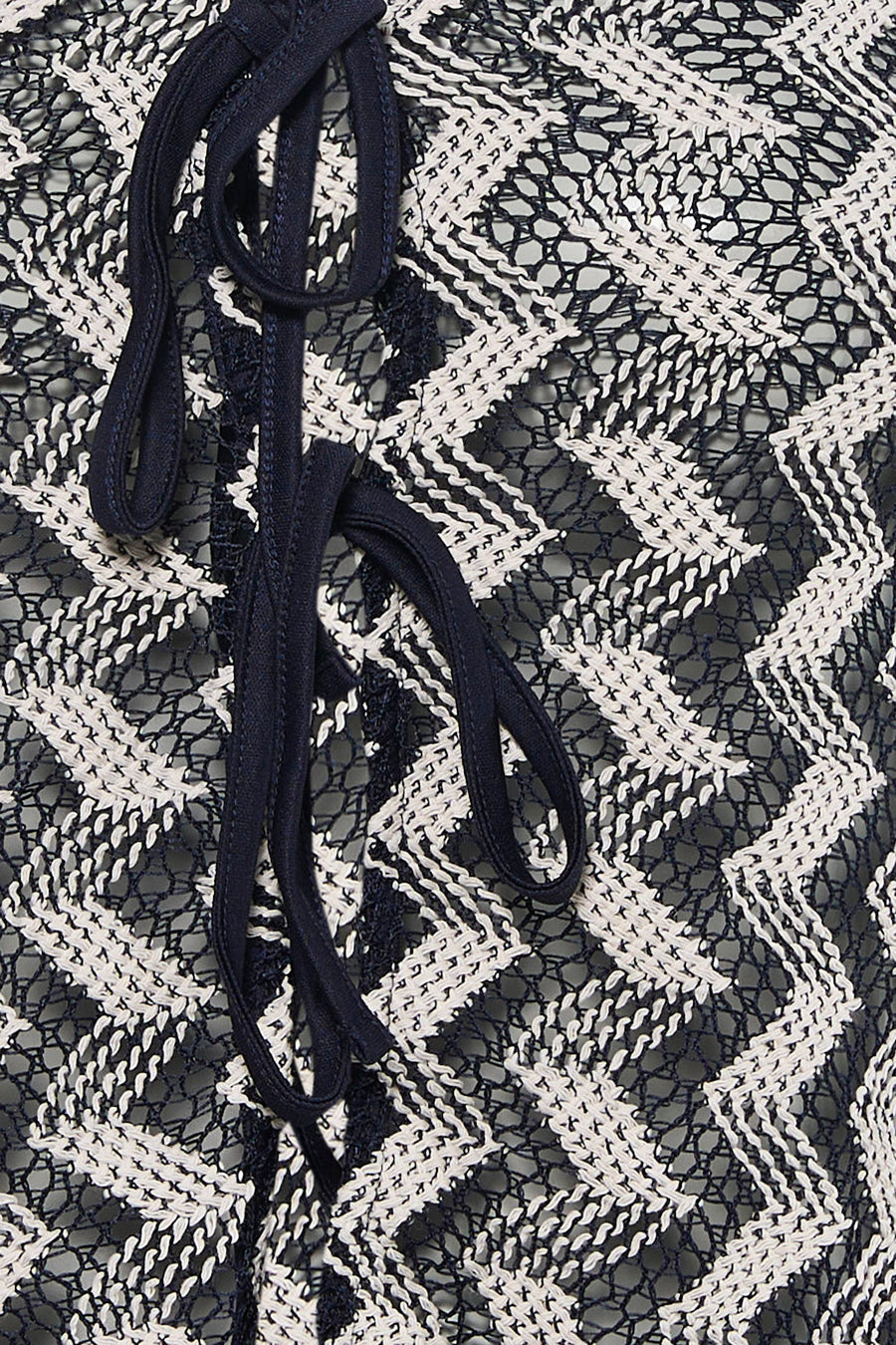 Gilet multicolore de ONLY® avec motif ajouré zigzag bleu foncé et blanc et détails de laçage.