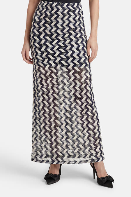 Langwerpige multicolor rok met zigzagpatroon van ONLY®, gedragen met zwarte hoge hakken met strik, front view