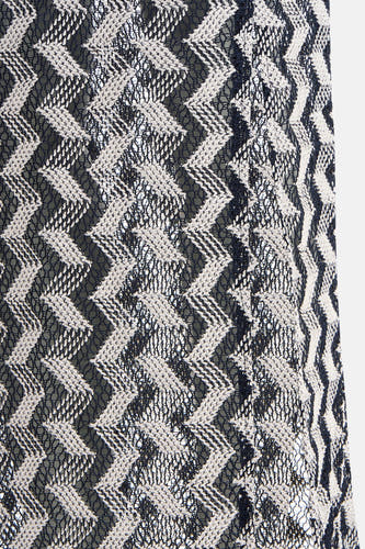 Jupe noir et blanc ONLY avec un motif zigzag en maille ajourée.