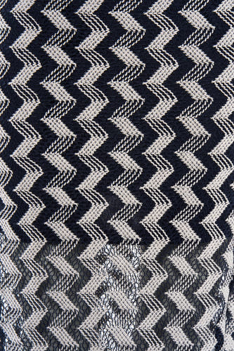 Jupe noire et crème de ONLY® avec motif zigzag et texture tricotée partiellement transparente.
