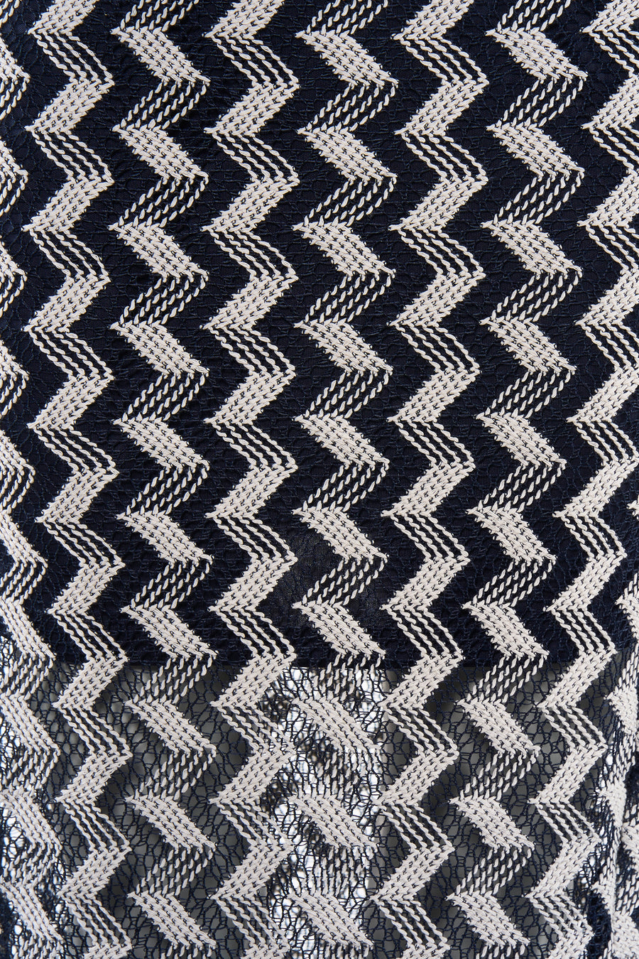 Jupe noire et crème de ONLY® avec motif zigzag et texture tricotée partiellement transparente.
