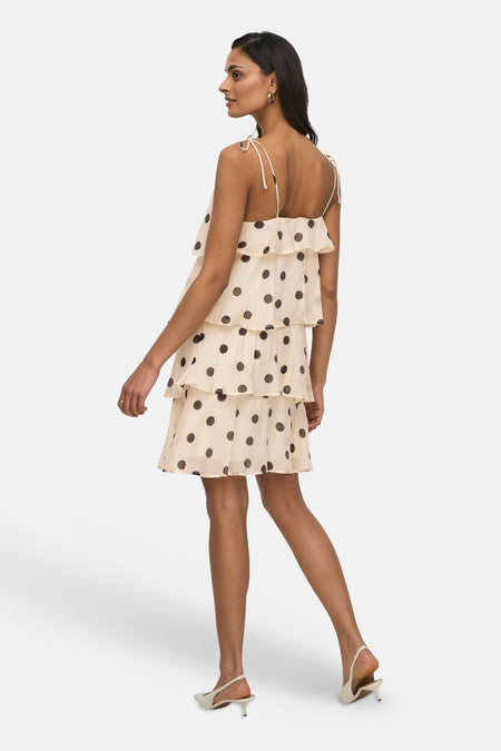 Robe écru de JDY avec des pois foncés, à volants et à fines bretelles, vue de dos.