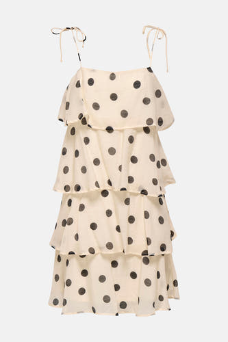 Robe écru de JDY avec bretelles spaghetti, détails de nœud et un motif à pois noirs dans plusieurs volants superposés.