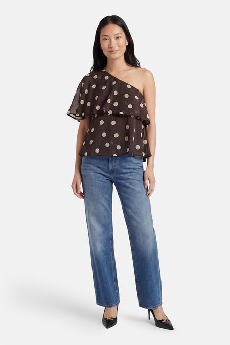 Bruine blouse met korte mouwen van JDY, met wit stippenpatroon, ruches en een blote schouder.