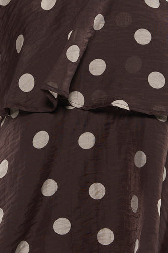 Chemisier marron à manches courtes de JDY avec motif à pois blancs et tissu superposé semi-transparent.