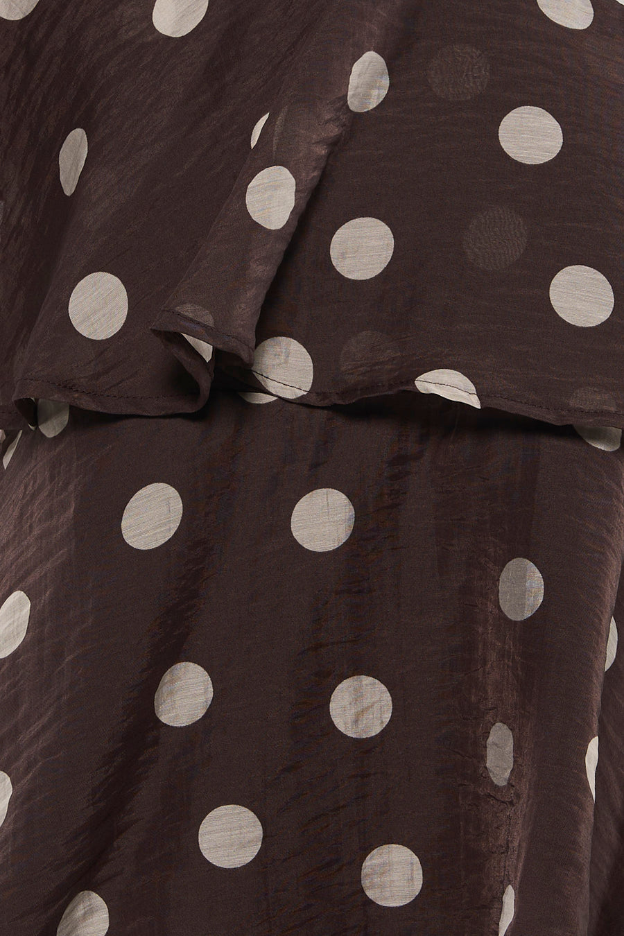 Chemisier marron à manches courtes de JDY avec motif à pois blancs et tissu superposé semi-transparent.