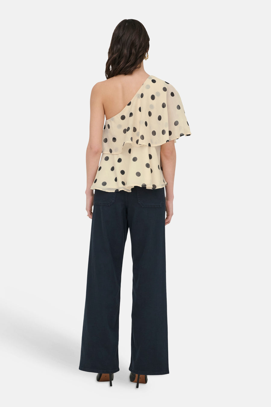 Blouse écru à manches courtes de JDY, style asymétrique avec volants et pois noirs, vue de dos.