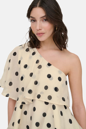 Blouse courte écru à manches courtes de JDY avec des pois noirs et un décolleté asymétrique à volants.