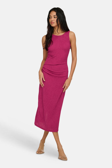 Robe sans manches rose d'ONLY® avec texture fine et plis à la taille, portée par un mannequin avec des talons transparents.
