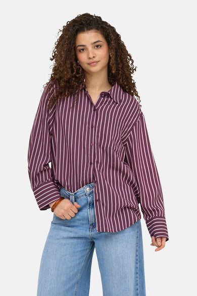 Chemise violette à manches longues ONLY® à fines rayures verticales rose clair, associée à un jean ample.