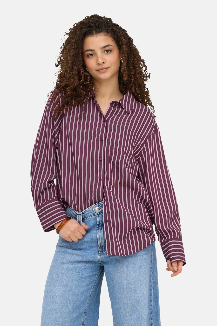 Chemise violette à manches longues ONLY® à fines rayures verticales rose clair, associée à un jean ample.