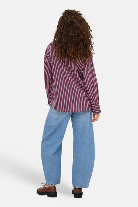 Chemise violette à manches longues ONLY®, avec rayures verticales blanches, vue de dos.