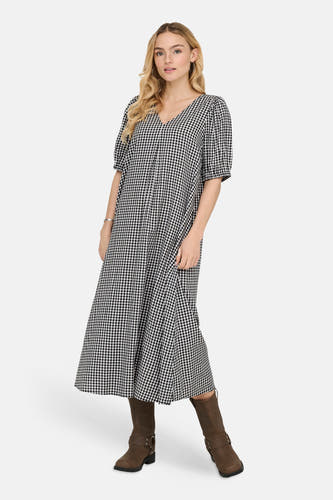 Robe à manches courtes multicolore de JDY, avec un motif à carreaux vichy et associée à des bottes marron.