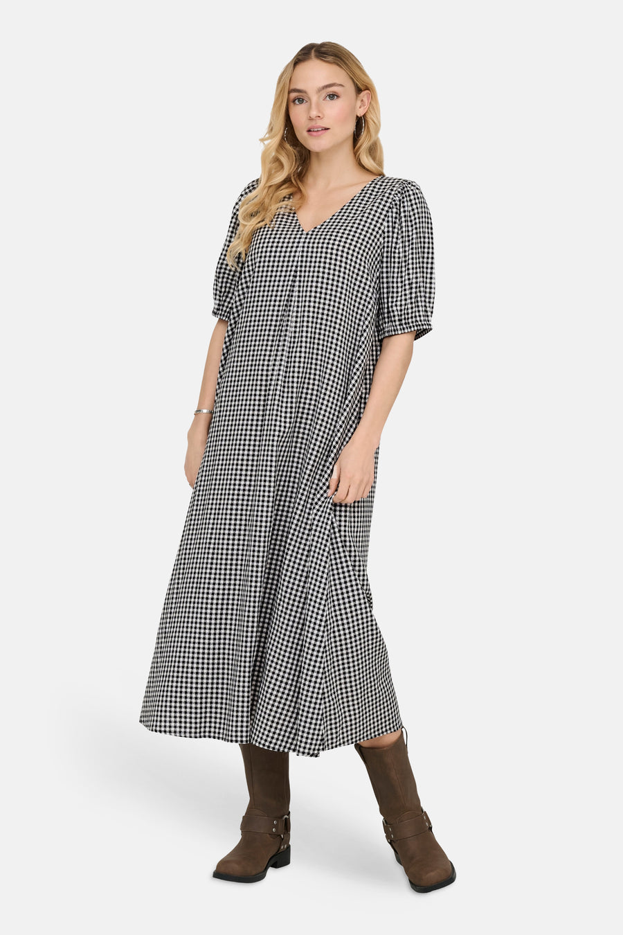 Robe à manches courtes multicolore de JDY, avec un motif à carreaux vichy et associée à des bottes marron.