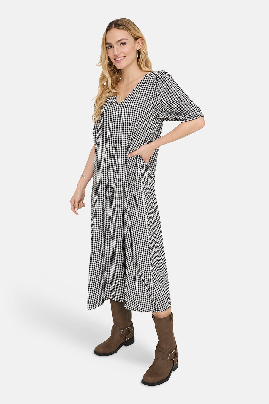 Robe à manches courtes multicolore, de JDY, avec un motif à carreaux noir et blanc et des bottes marron.