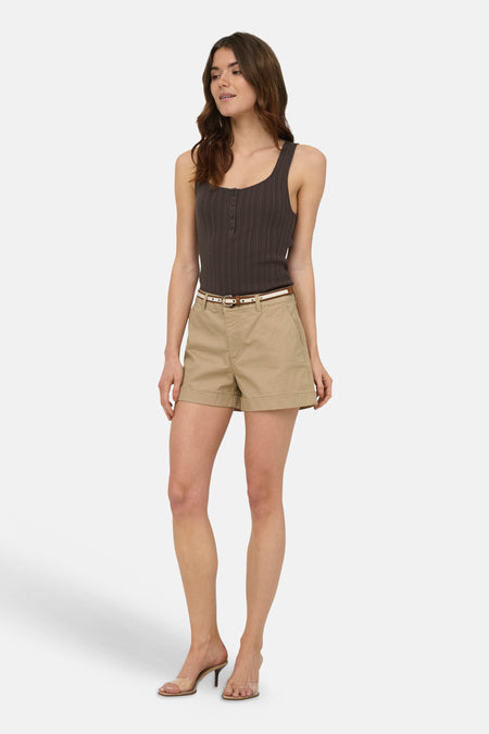 Bruine mouwloze top met ribstructuur en knoopsluiting van ONLY®, gedragen met beige korte broek en transparante hakken, front view
