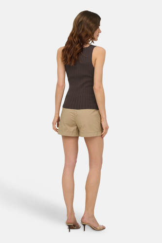 Bruine mouwloze top met ribstructuur van ONLY®, achterzijde weergegeven, gedragen met beige shorts en hoge hakken