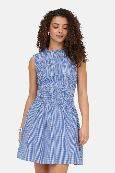 Robe sans manches bleue ONLY® à fines carreaux, smocks sur le haut et jupe évasée.