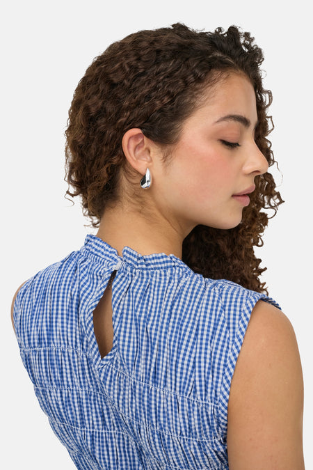 Robe sans manches bleu à motif à carreaux de ONLY avec corsage smocké et détail en trou de serrure au dos.