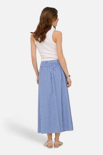 Jupe longue bleue à motif à carreaux de ONLY®, taille froncée, vue arrière sur le mannequin.