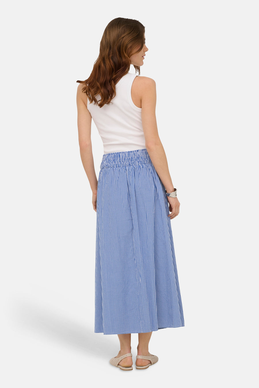 Jupe longue bleue à motif à carreaux de ONLY®, taille froncée, vue arrière sur le mannequin.
