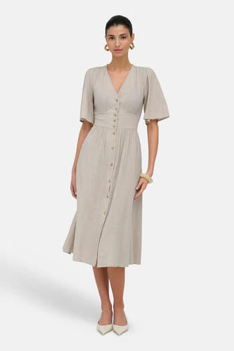 Robe beige à manches courtes ONLY® avec col en V, fermeture boutonnée et coupe ajustée.