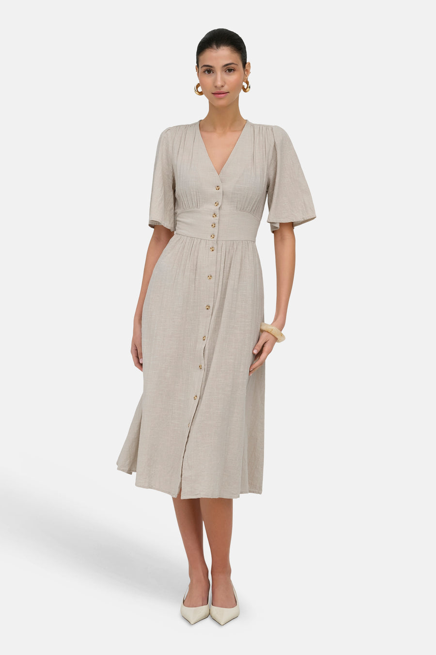 Robe beige à manches courtes ONLY® avec col en V, fermeture boutonnée et coupe ajustée.