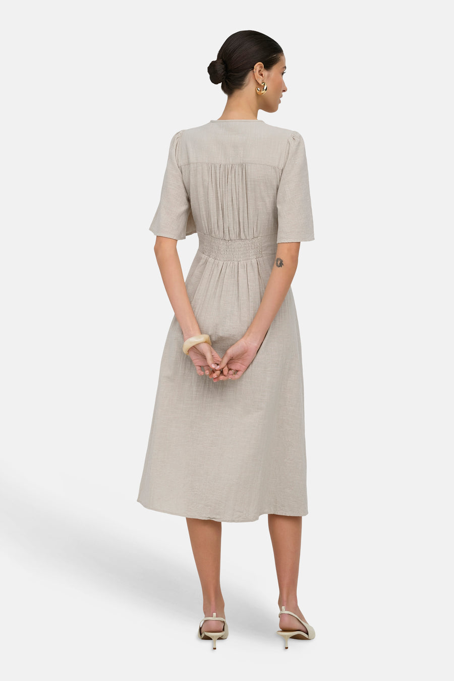 Robe beige à manches courtes ONLY® avec texture tissée, plis dans le dos et smocks à la taille.