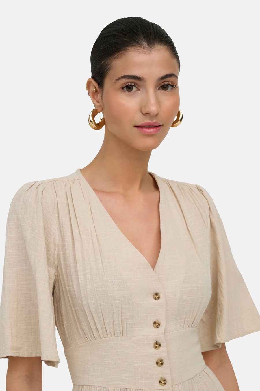 Robe beige à manches courtes ONLY® en tissu texturé avec col en V et boutons.