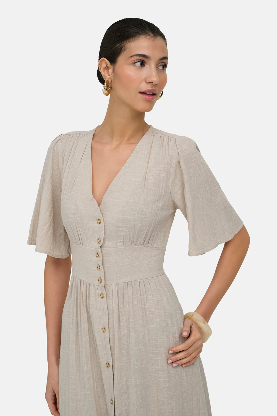 Robe beige à manches courtes de ONLY, avec aspect lin, col en V et fermeture boutonnée sur le devant.