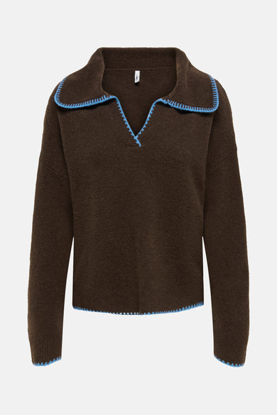 Pull marron avec col V d'ONLY®, fini avec des détails bleus.