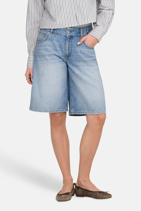 Short en jean bleu clair de ONLY, avec une taille haute et une coupe décontractée.