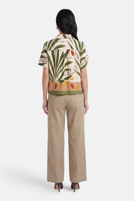 Multicolor korte mouwen overhemd van JDY, tropisch bladpatroon, groene zoom, achterzijde, model draagt beige broek en hoge hakken