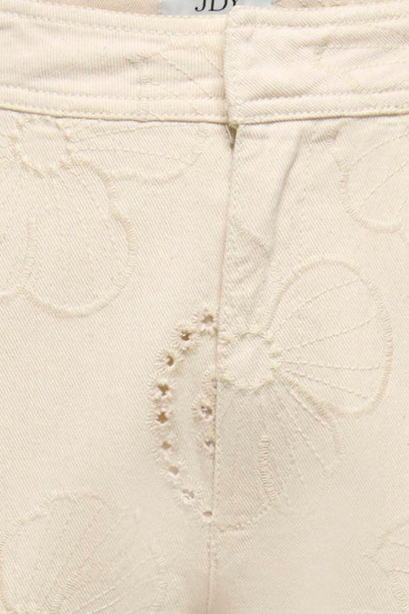 Ecru special fit jeans van JDY met bloemen borduurwerk en textuur, close-up vooraanzicht