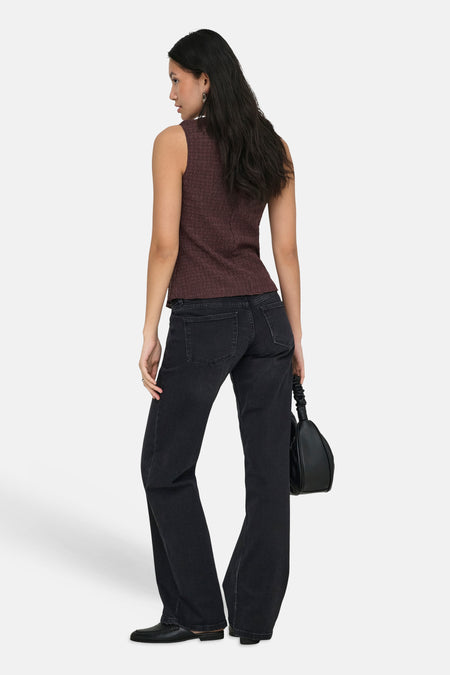 Gilet marron d'ONLY, avec une texture subtile et un design uni, combiné avec un jean foncé et des mocassins noirs.