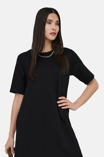 Robe noire à manches courtes de ONLY, avec une chaîne argentée.