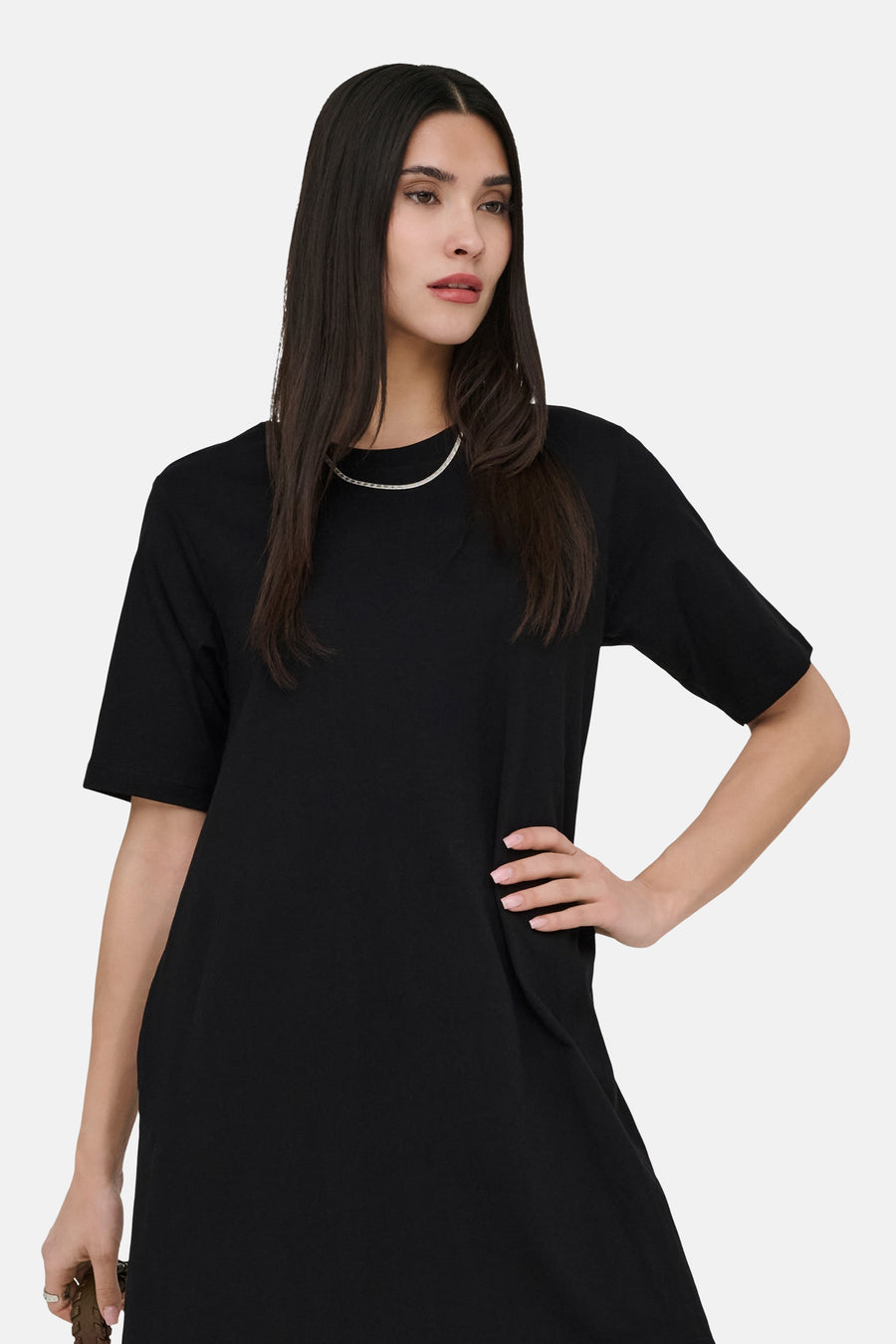 Robe noire à manches courtes de ONLY, avec une chaîne argentée.