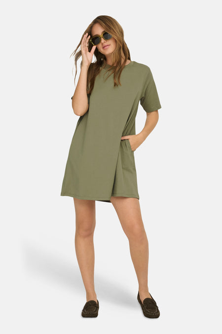 Robe kaki à manches courtes de ONLY, avec poches et portée avec des mocassins et des lunettes de soleil.