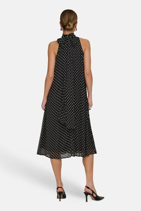 Robe noire sans manches à pois blancs de JDY, avec détail de nœud au col et jupe évasée, dos.