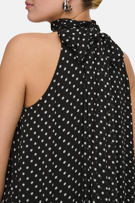 Robe sans manches noire de JDY avec des pois blancs et un nœud au col en tissu léger.