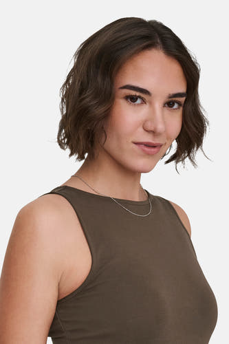 Haut marron sans manches de ONLY, avec un collier argenté fin.