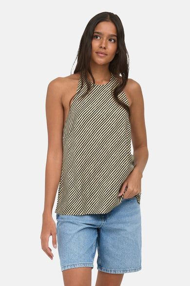 Multicolor gestreepte mouwloze blouse van ONLY® met halterhals, gedragen met blauwe denim shorts, front view