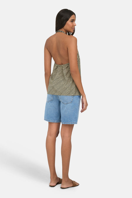 Multicolor gestreepte mouwloze blouse van ONLY® met open rug, gedragen met blauwe jeansshorts en sandalen, zijaanzicht