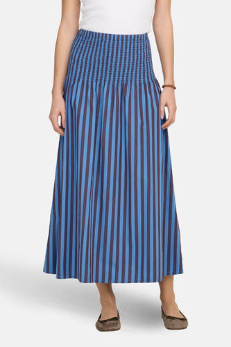 Jupe bleue ONLY à rayures verticales et taille élastique, combinée avec un t-shirt blanc et des ballerines marron.