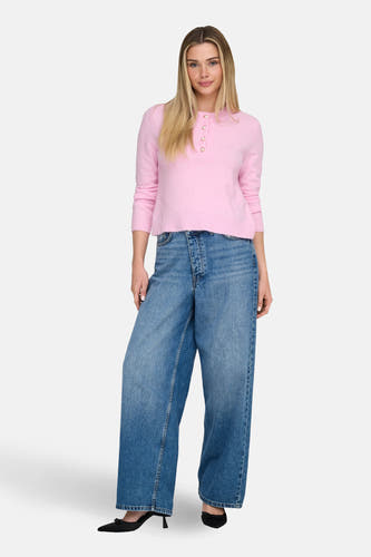 Roze trui met ronde hals van ONLY®, met knoopsluiting en lange mouwen, gecombineerd met wijde jeans en zwarte schoenen.
