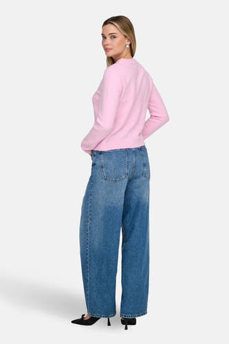 T-shirt rose avec col rond de ONLY, avec des manches longues et associé à des jeans larges et des baskets noires.