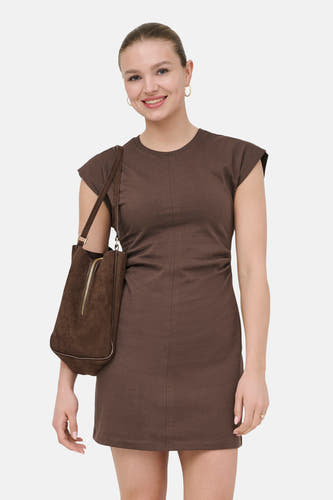 Robe courte marron à manches courtes de ONLY® avec col rond, taille plissée et sac de transport.