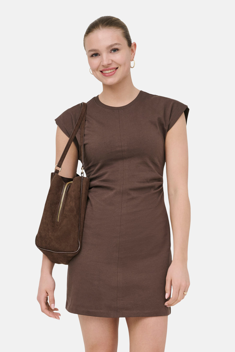 Robe courte marron à manches courtes de ONLY® avec col rond, taille plissée et sac de transport.